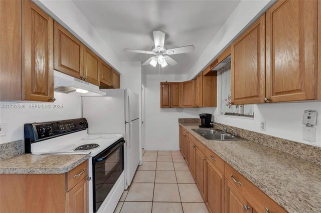 4 of 32 - 2300 Jackson Street #10, Hollywood, FL