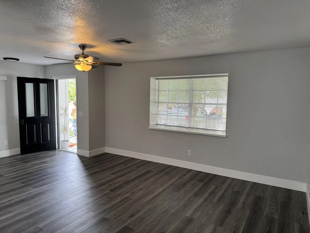 2 of 27 - 412 Ne Midvale Street, Port St. Lucie, FL