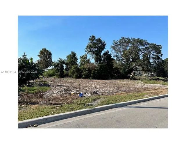 875 Joe Louis Avenue, Pahokee