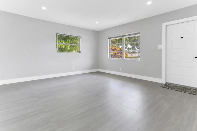 3 of 28 - 7609 Nw 70 Avenue, Tamarac, FL