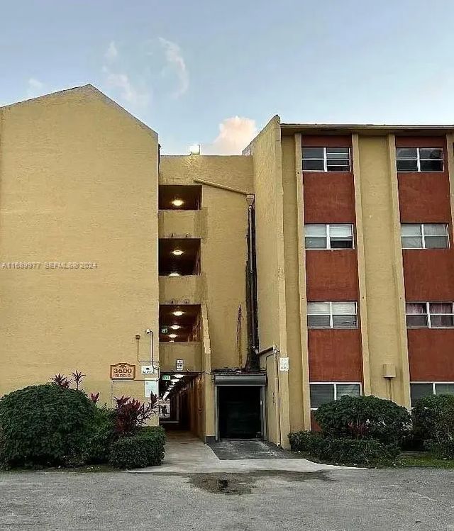 3 of 5 - 3600 Nw 21st Street #305, Lauderdale Lakes, FL