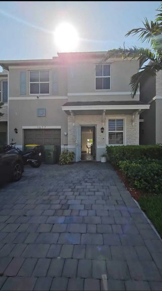 Photo of Listing #R11104885