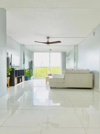 Photo of Listing #R11105495