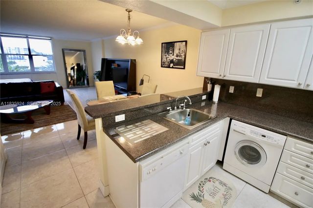 5 of 19 - 2501 S Ocean Drive #427, Hollywood, FL