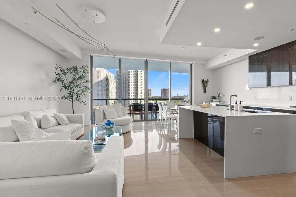 3250 Ne 188th Street #904, Aventura