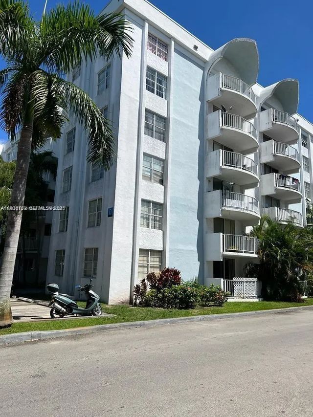 498 Nw 165th St Road #d-407, Miami