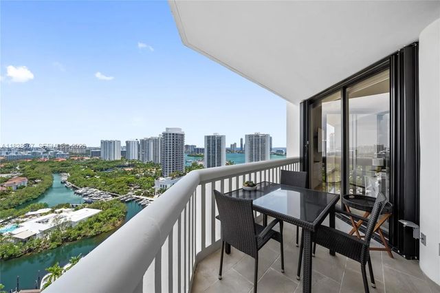 2000 Island Boulevard #2409, Aventura