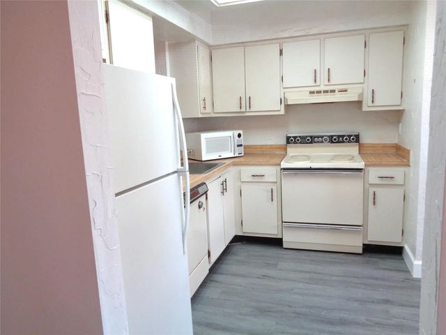 4 of 42 - 7320 Lake Circle Drive #101, Margate, FL