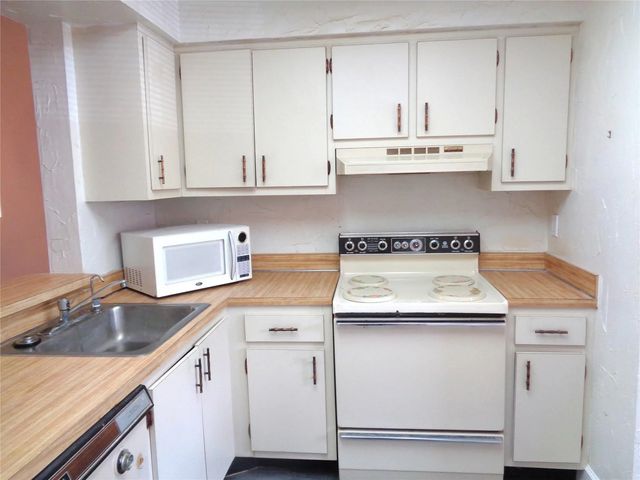 5 of 42 - 7320 Lake Circle Drive #101, Margate, FL