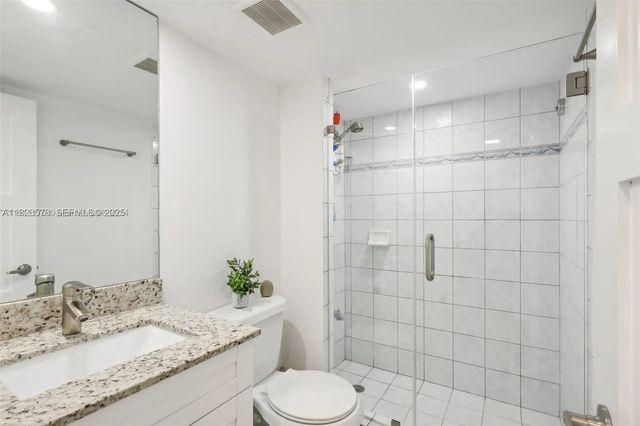 4 of 14 - 2401 Collins Avenue #1011, Miami Beach, FL