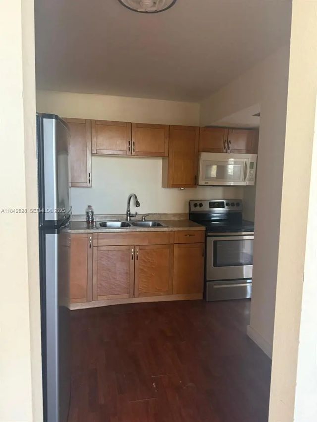 3 of 7 - 2025 Ne 164th Street, North Miami Beach, FL
