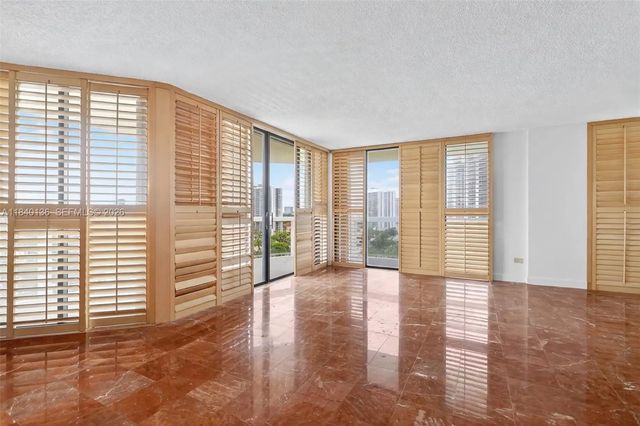 20185 E Country Club Drive #1406, Aventura