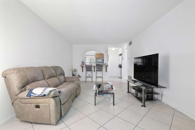 3 of 19 - 1115 Lake Terrace #111, Boynton Beach, FL