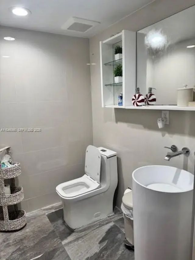 4 of 6 - 4229 W 7th Lane, Hialeah, FL