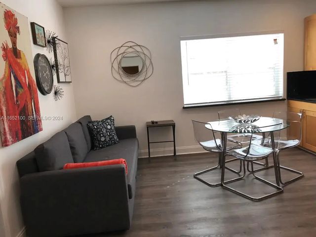 4 of 9 - 2615 Collins Avenue #24, Miami Beach, FL