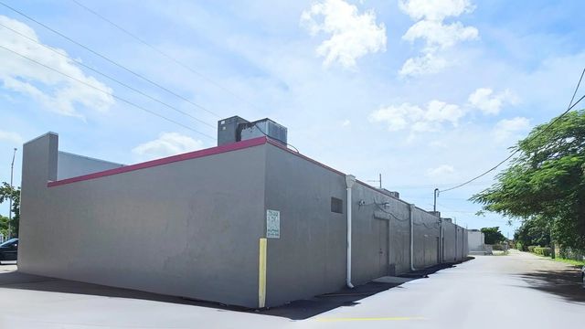 4 of 7 - 12208 Nw 7th Avenue, North Miami, FL