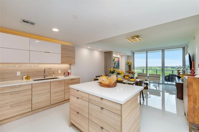 16385 Biscayne Boulevard #1503 +2parking, North Miami Beach