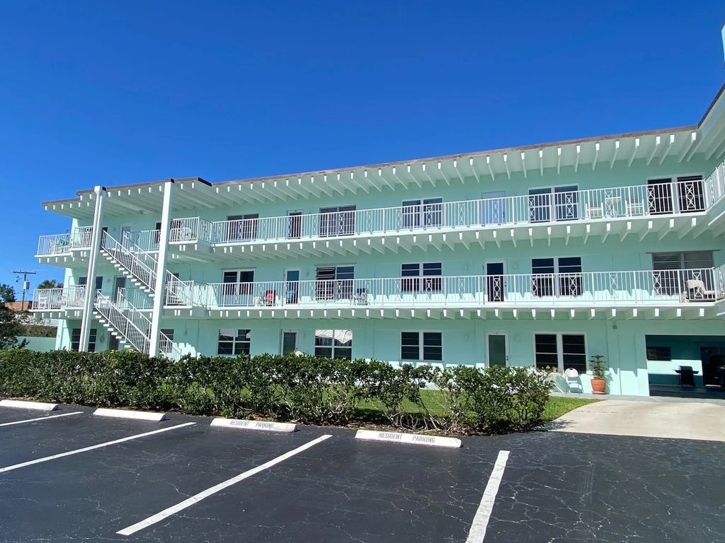 219 Lakeview 102 Avenue #102, Lantana