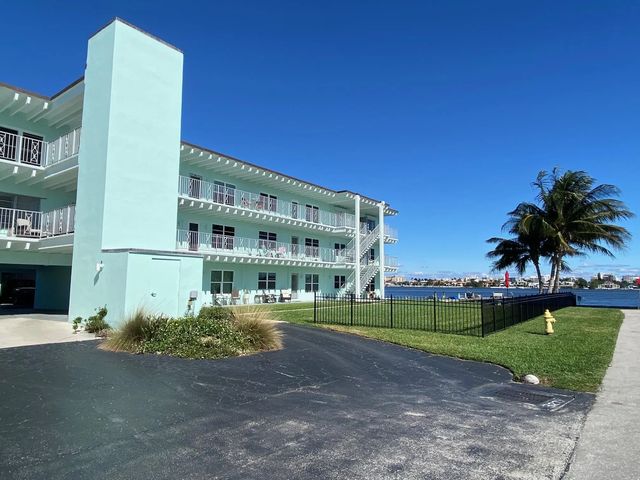 2 of 29 - 219 Lakeview 102 Avenue #102, Lantana, FL