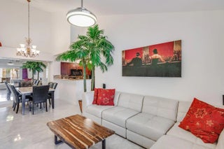 Photo of Listing #R11111776