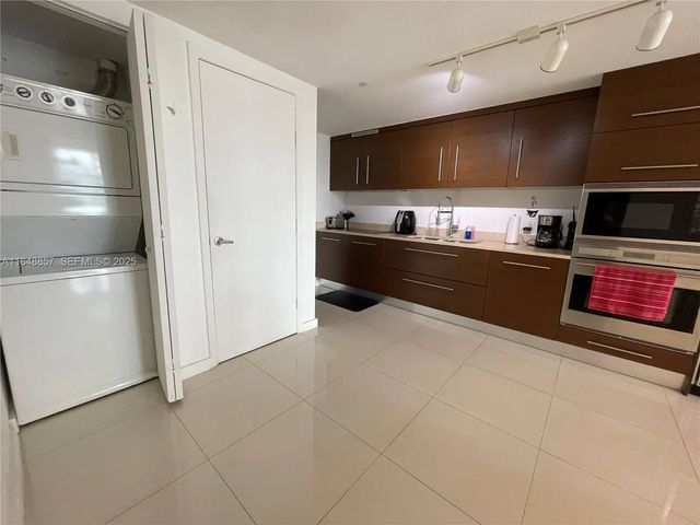 3 of 18 - 485 Brickell Avenue #3711, Miami, FL