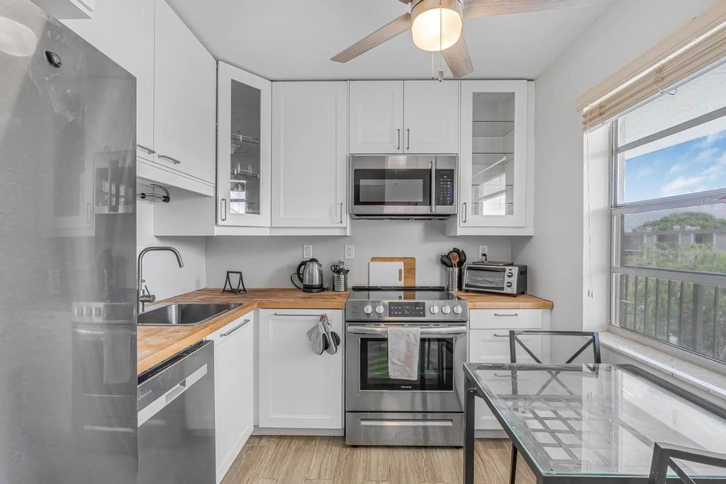 3000 Nw 48th Terrace #423, Lauderdale Lakes