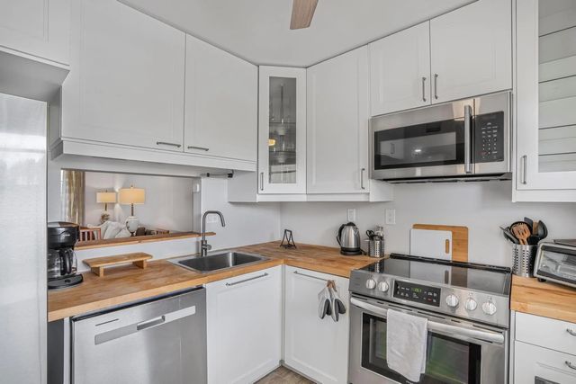 4 of 24 - 3000 Nw 48th Terrace #423, Lauderdale Lakes, FL