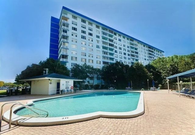 4001 Hillcrest Drive #407, Hollywood