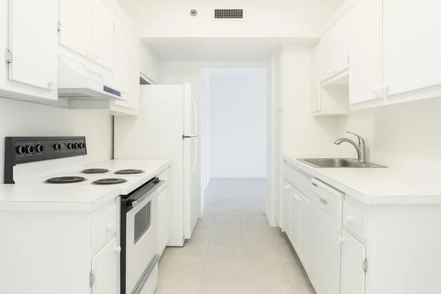 4 of 28 - 4001 Hillcrest Drive #407, Hollywood, FL