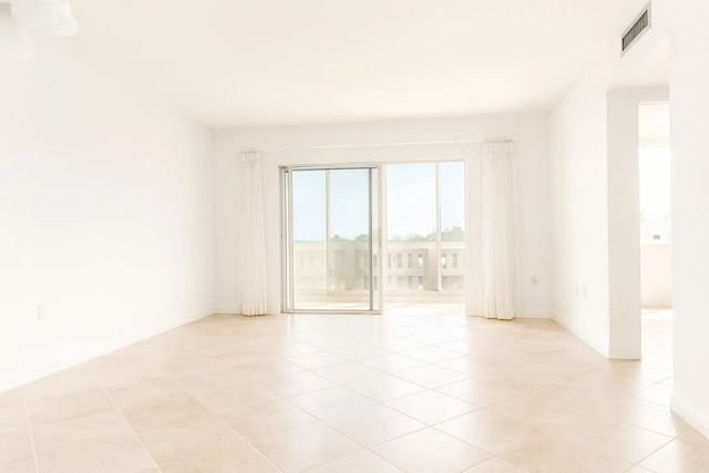 5 of 28 - 4001 Hillcrest Drive #407, Hollywood, FL