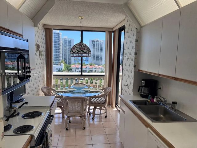 4 of 22 - 1000 Island Boulevard #1508, Aventura, FL