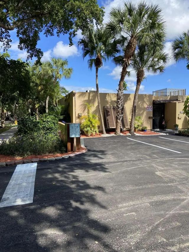 16023 Kingsmoor Way, Miami Lakes