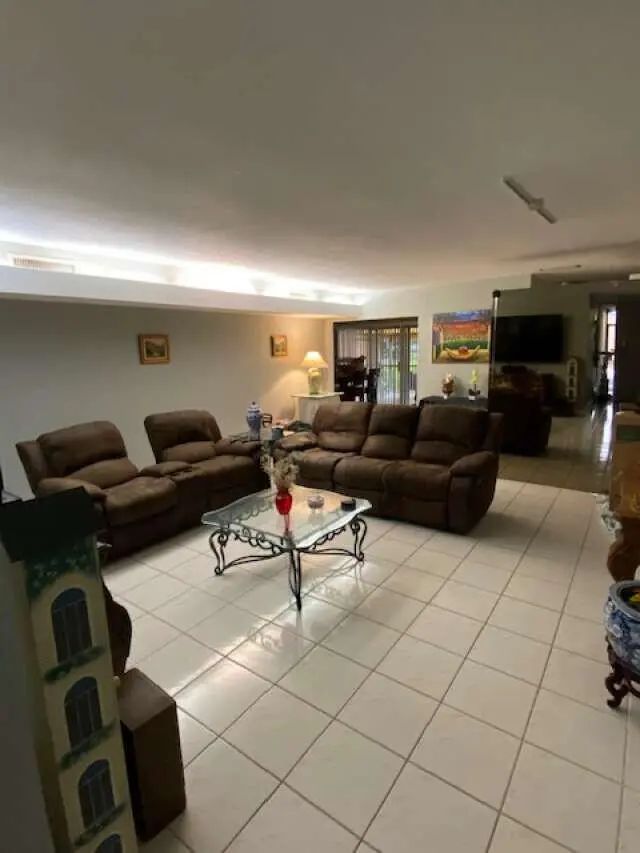 2 of 12 - 16023 Kingsmoor Way, Miami Lakes, FL