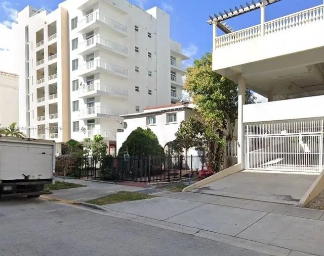 4 of 6 - 437 Ne 30th Street, Miami, FL