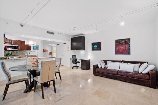 19900 E Country Club Drive #212, Aventura