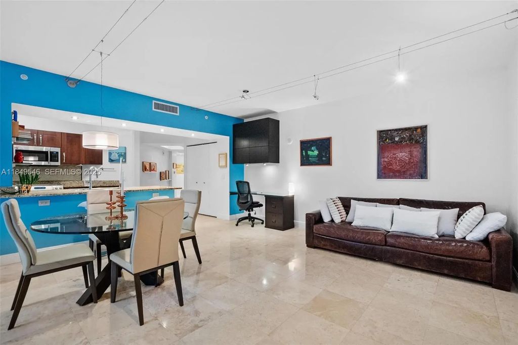 19900 E Country Club Drive #212, Aventura