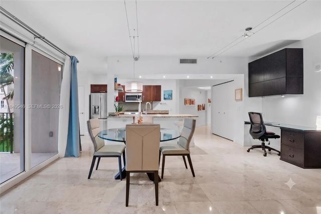 4 of 37 - 19900 E Country Club Drive #212, Aventura, FL