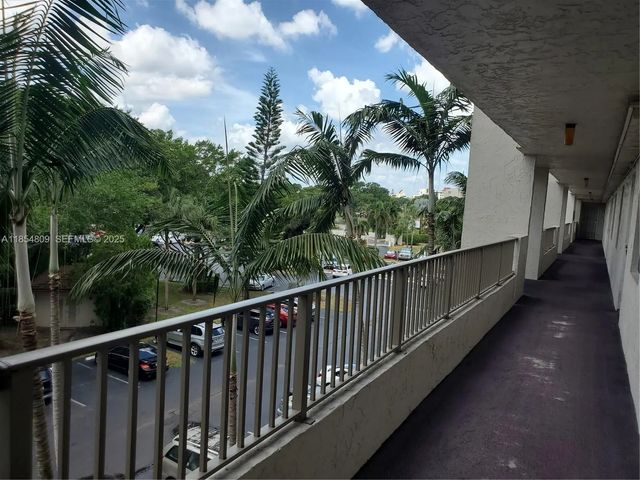 3 of 27 - 3940 Inverrary Boulevard #402-a, Lauderhill, FL