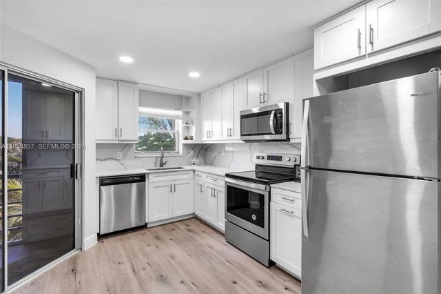 3524 Via Poinciana #302, Lake Worth