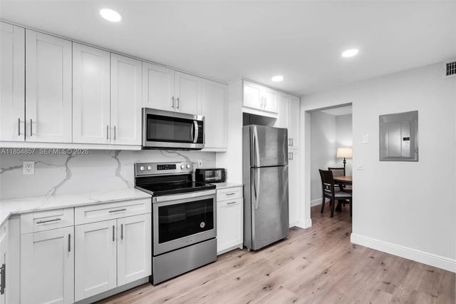 3 of 41 - 3524 Via Poinciana #302, Lake Worth, FL