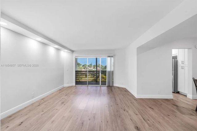 4 of 41 - 3524 Via Poinciana #302, Lake Worth, FL