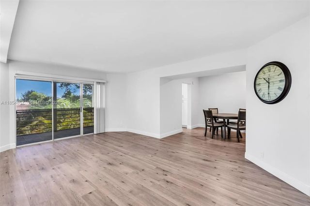 5 of 41 - 3524 Via Poinciana #302, Lake Worth, FL