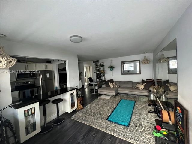 3 of 10 - 221 Meridian Avenue #206, Miami Beach, FL