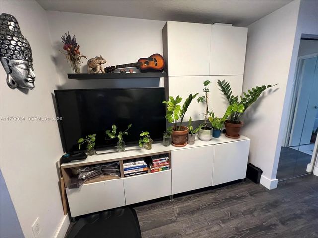 5 of 10 - 221 Meridian Avenue #206, Miami Beach, FL