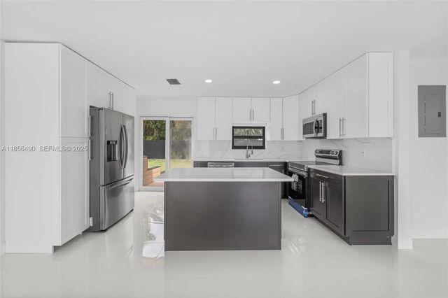 2 of 35 - 949 Se 5th Street, Deerfield Beach, FL
