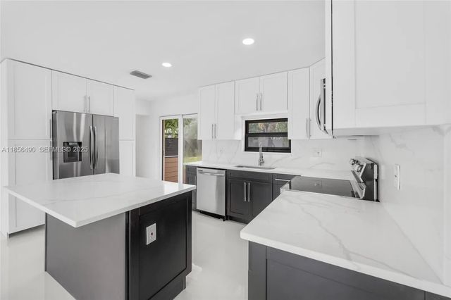 3 of 35 - 949 Se 5th Street, Deerfield Beach, FL