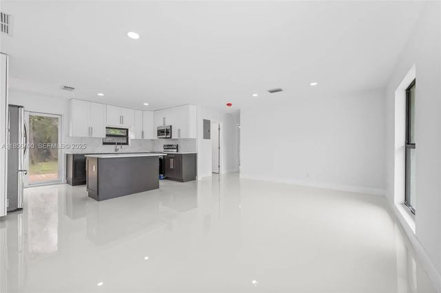 5 of 35 - 949 Se 5th Street, Deerfield Beach, FL