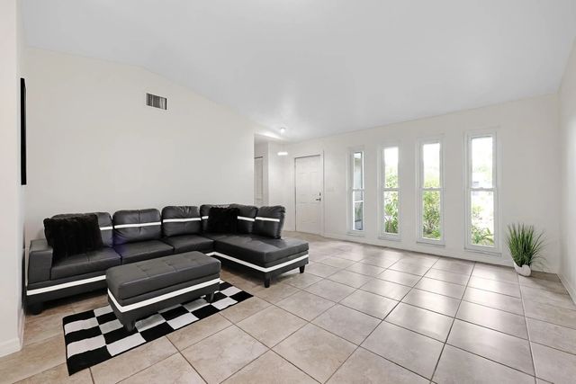 5 of 14 - 137 Se Santa Barbara Place, Cape Coral, FL