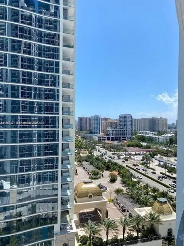5 of 22 - 18001 Collins Avenue #811, Sunny Isles Beach, FL