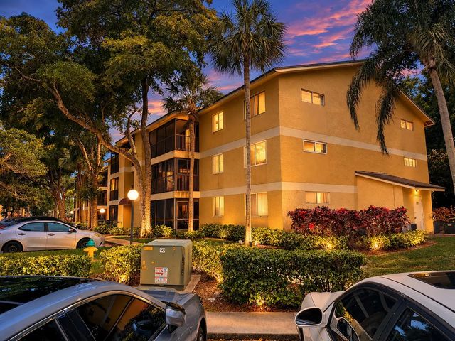 3083 N Oakland Forest Drive #308, Oakland Park